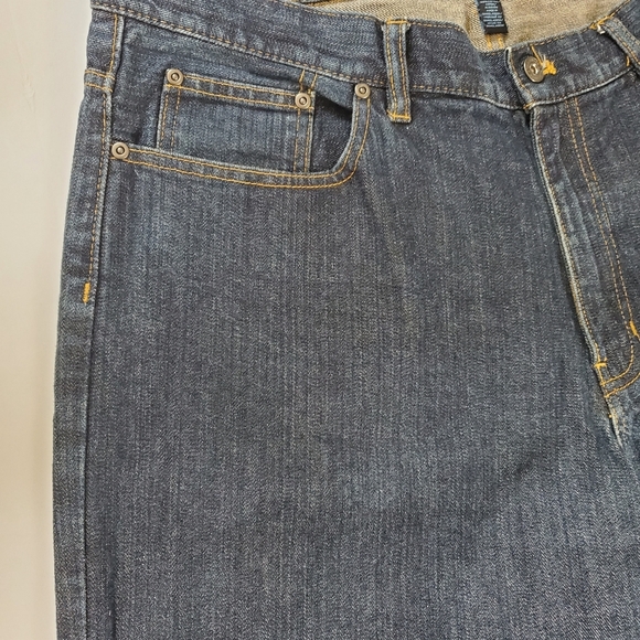 Van Heusen Studio Men's classic straight-leg style 100% Cotton Denim Jeans 38x32 - Picture 2 of 8